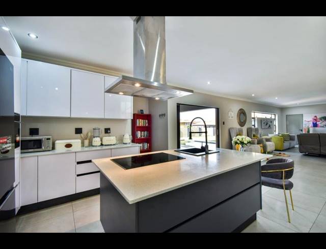 6 BEDROOM HOUSE FOR SALE IN SAVANNAH COUNTRY ESTATE